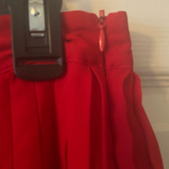 FOREVER 21 - PLEATED RED MINI SKIRT - Picture 2 of 4